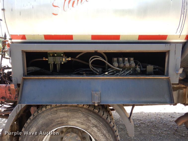 image for item KR9315 1995 Ford F800  asphalt tack distributor truck