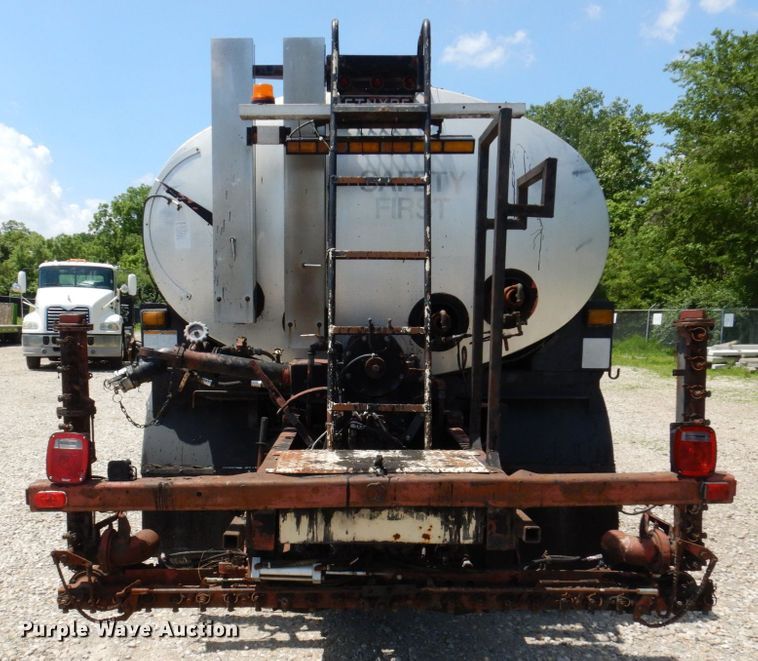 image for item KR9315 1995 Ford F800  asphalt tack distributor truck