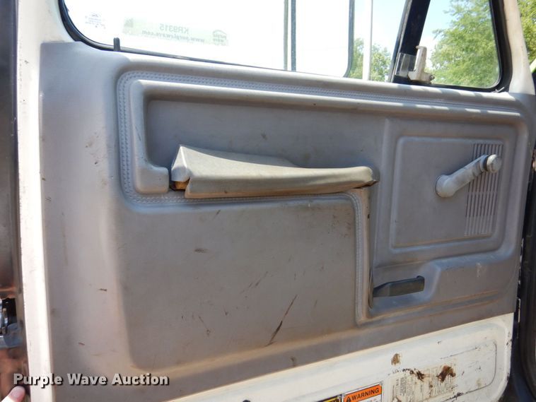 image for item KR9315 1995 Ford F800  asphalt tack distributor truck