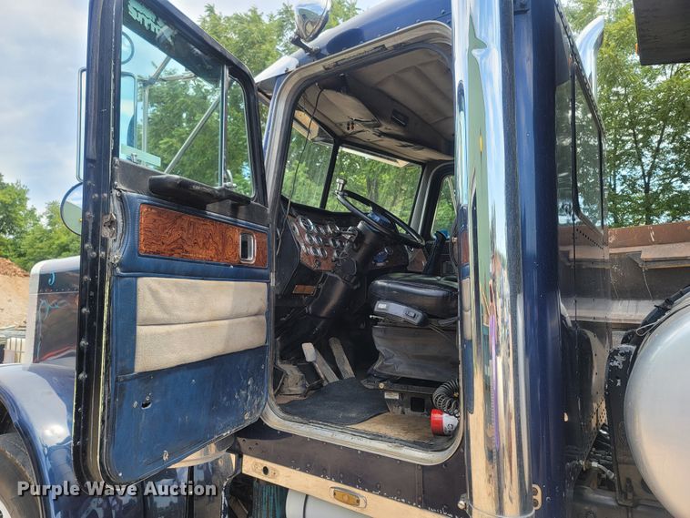 image for item LM9603 1993 Peterbilt 379  dump truck