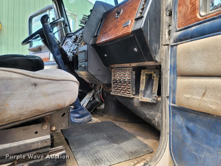 image for item LM9603 1993 Peterbilt 379  dump truck