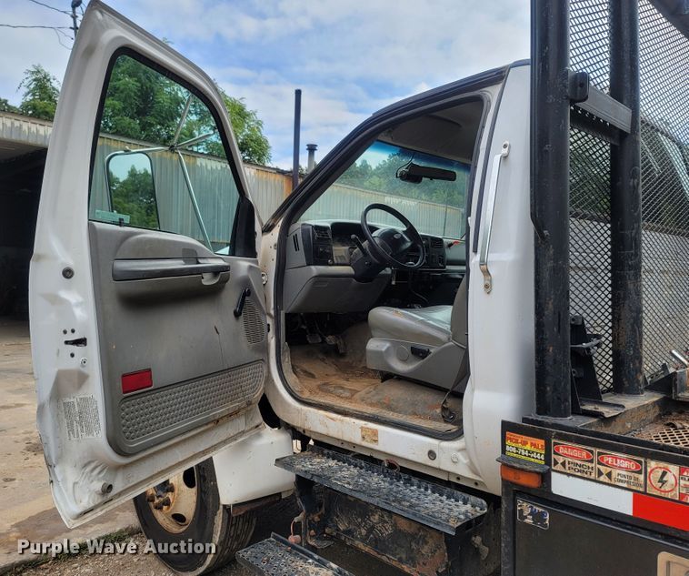 image for item LM9610 2006 Ford F650 Super Duty  flatbed truck