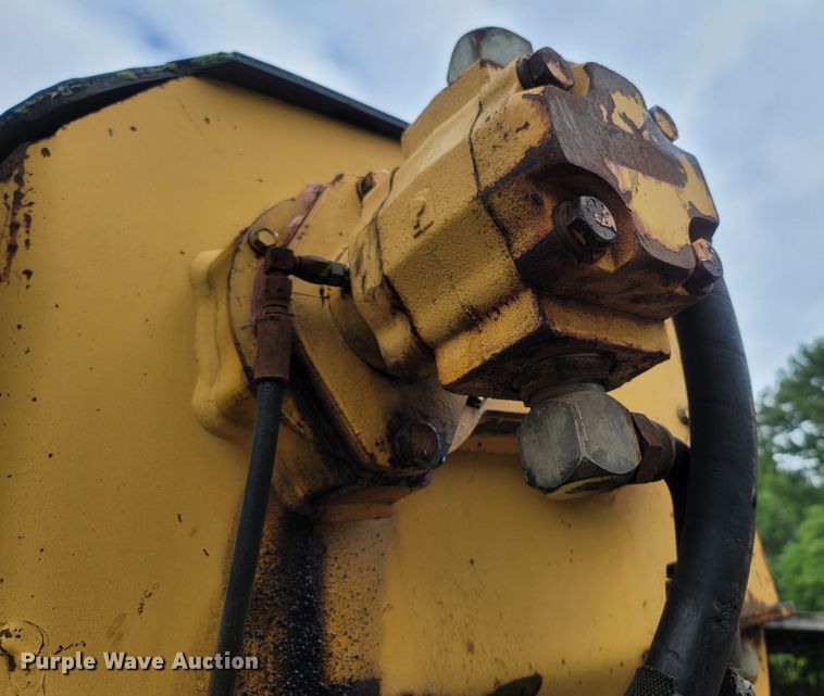 image for item LM9612 1998 Vermeer V8550  vibratory cable plow