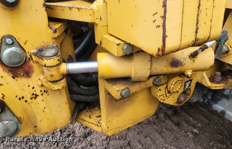 image for item LM9612 1998 Vermeer V8550  vibratory cable plow