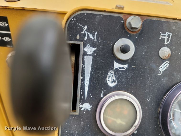 image for item LM9612 1998 Vermeer V8550  vibratory cable plow