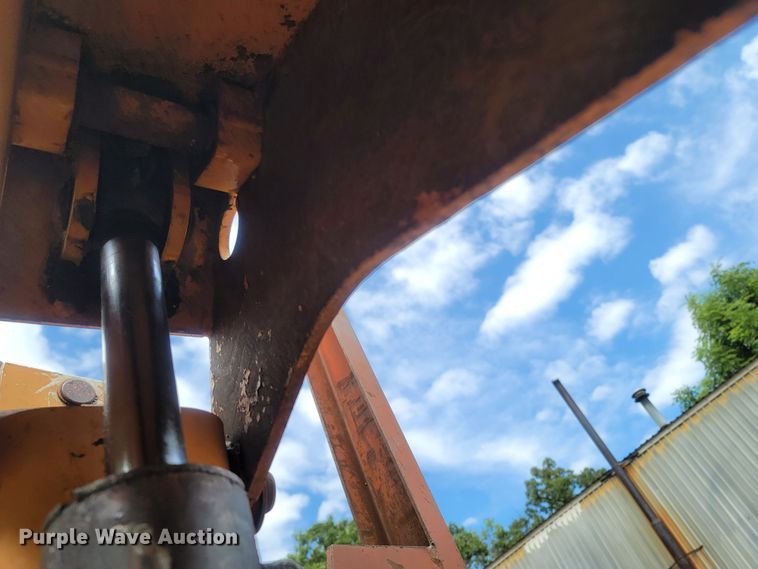 image for item LM9613 1989 Case Maxi Sneaker Series B  vibratory cable plow