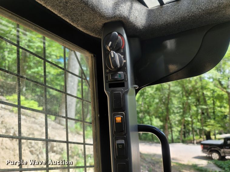 image for item LM9638 2013 New Holland C232  tracked skid steer loader