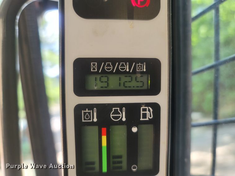 image for item LM9638 2013 New Holland C232  tracked skid steer loader