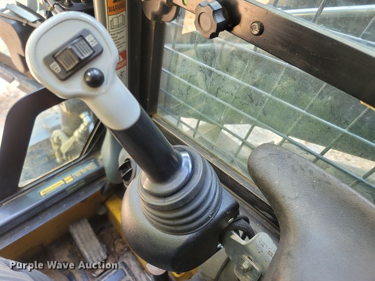 image for item LM9638 2013 New Holland C232  tracked skid steer loader