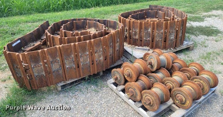 image for item LM9657 Caterpillar 963D  undercarriage parts