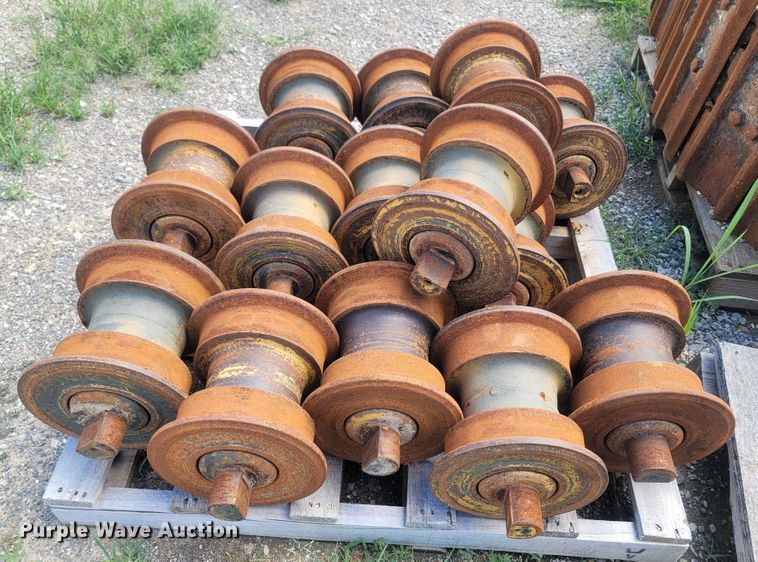 image for item LM9657 Caterpillar 963D  undercarriage parts