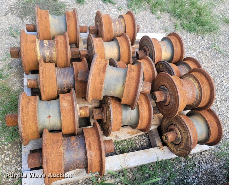 image for item LM9657 Caterpillar 963D  undercarriage parts