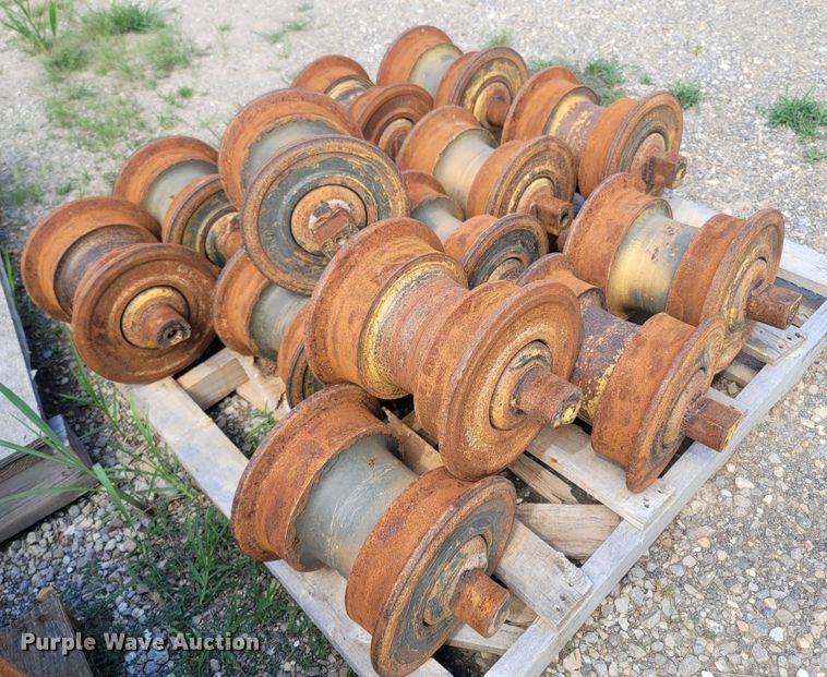 image for item LM9657 Caterpillar 963D  undercarriage parts