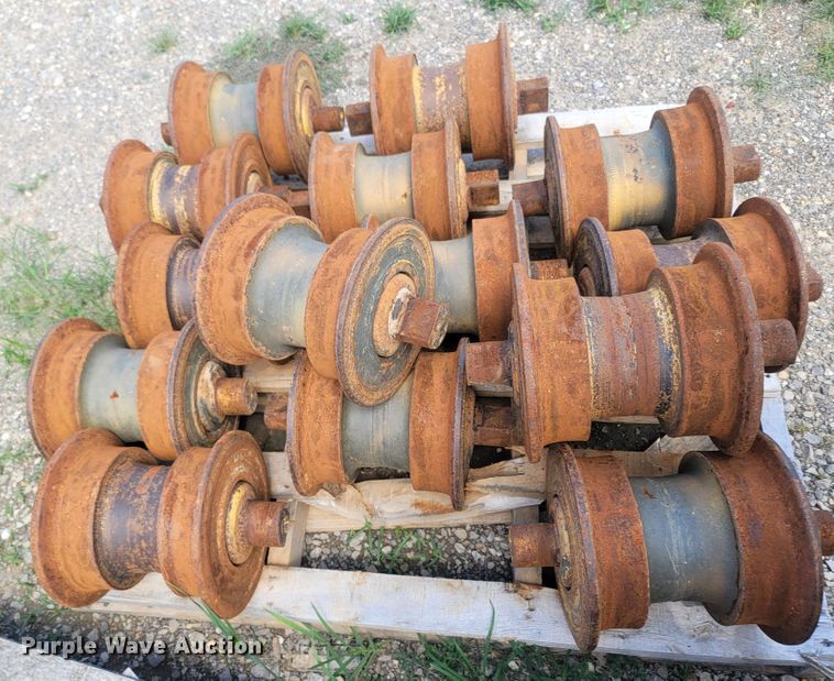 image for item LM9657 Caterpillar 963D  undercarriage parts