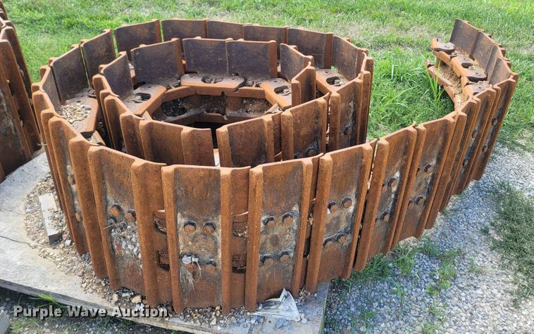 image for item LM9657 Caterpillar 963D  undercarriage parts