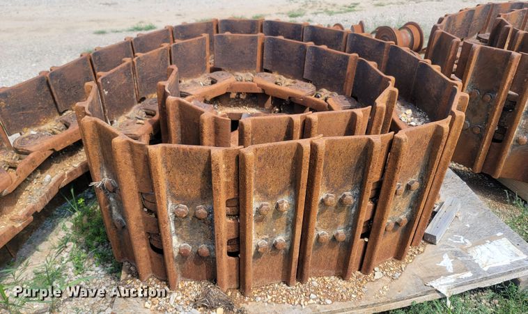 image for item LM9657 Caterpillar 963D  undercarriage parts