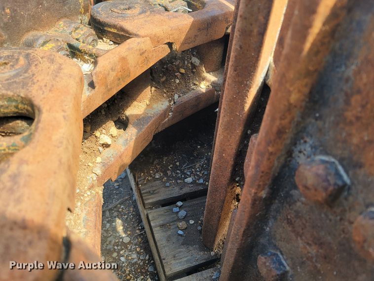 image for item LM9657 Caterpillar 963D  undercarriage parts