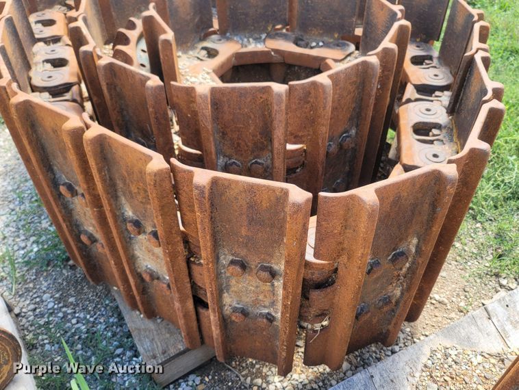 image for item LM9657 Caterpillar 963D  undercarriage parts