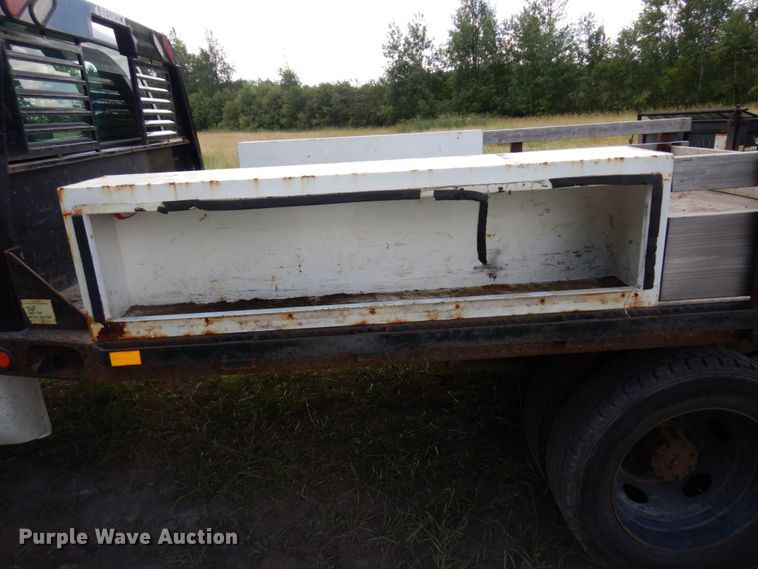 image for item MF9756 2001 Ford F450 Super Duty XL  flatbed truck