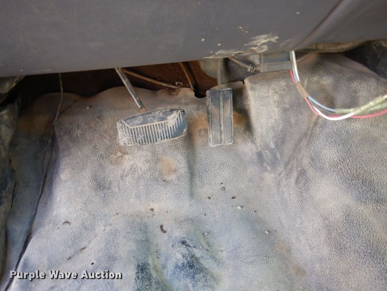 image for item MF9756 2001 Ford F450 Super Duty XL  flatbed truck