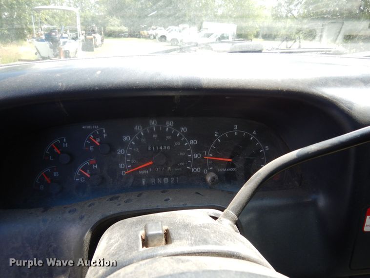 image for item MF9756 2001 Ford F450 Super Duty XL  flatbed truck