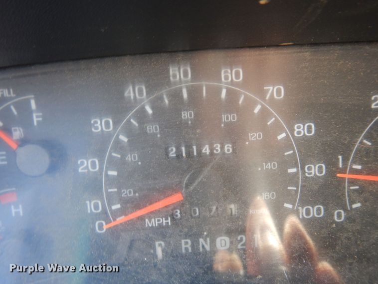 image for item MF9756 2001 Ford F450 Super Duty XL  flatbed truck