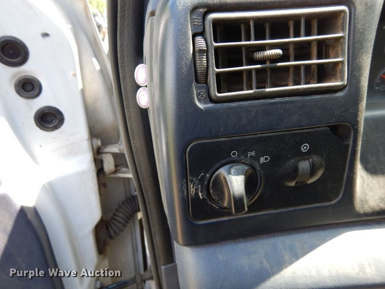 image for item MF9756 2001 Ford F450 Super Duty XL  flatbed truck