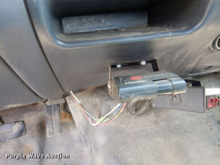 image for item MF9756 2001 Ford F450 Super Duty XL  flatbed truck