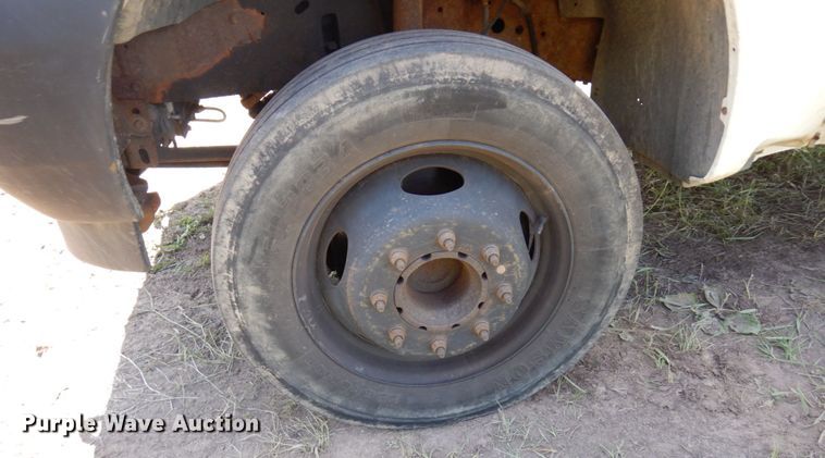 image for item MF9756 2001 Ford F450 Super Duty XL  flatbed truck