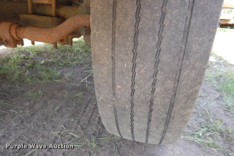 image for item MF9756 2001 Ford F450 Super Duty XL  flatbed truck