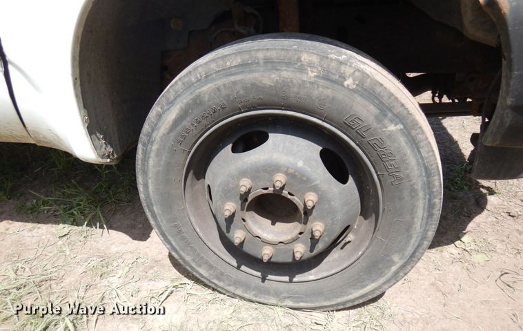 image for item MF9756 2001 Ford F450 Super Duty XL  flatbed truck