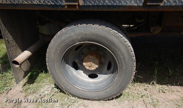 image for item MF9756 2001 Ford F450 Super Duty XL  flatbed truck