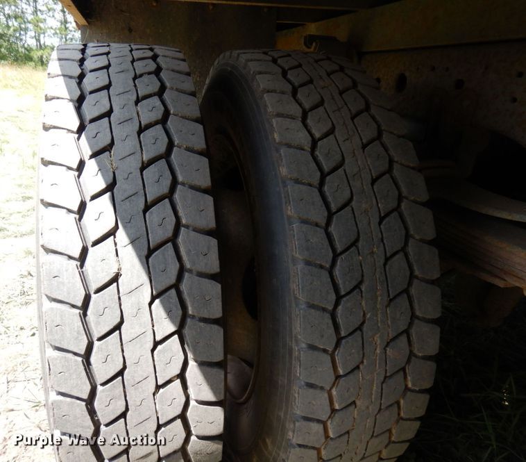 image for item MF9756 2001 Ford F450 Super Duty XL  flatbed truck