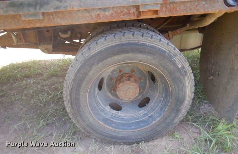 image for item MF9756 2001 Ford F450 Super Duty XL  flatbed truck