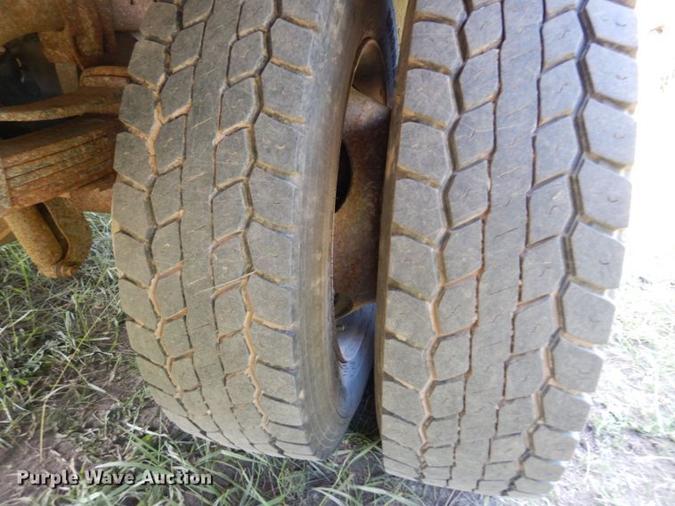 image for item MF9756 2001 Ford F450 Super Duty XL  flatbed truck