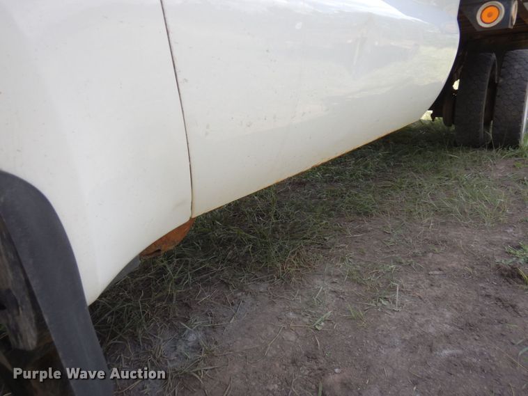 image for item MF9758 2000 Ford F550 Super Duty  flatbed truck