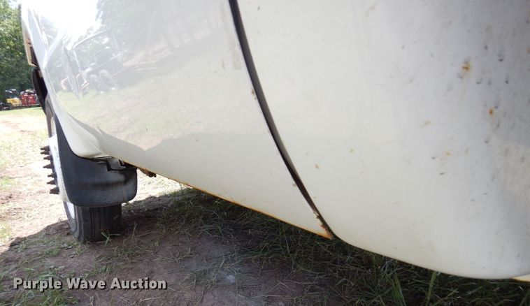 image for item MF9758 2000 Ford F550 Super Duty  flatbed truck