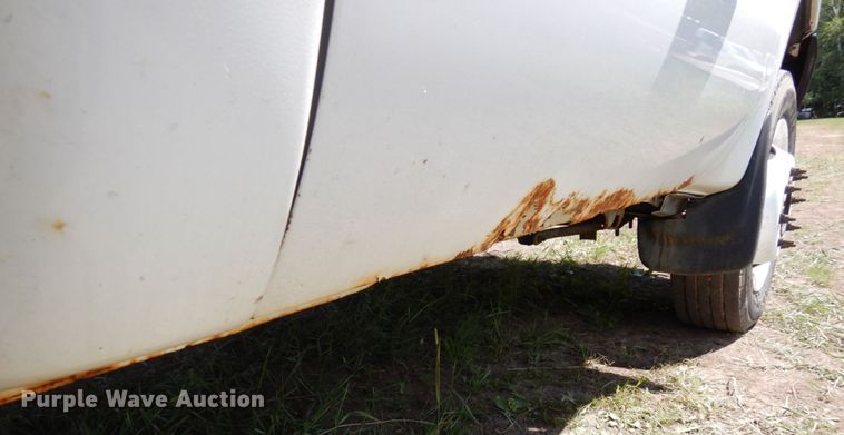 image for item MF9758 2000 Ford F550 Super Duty  flatbed truck