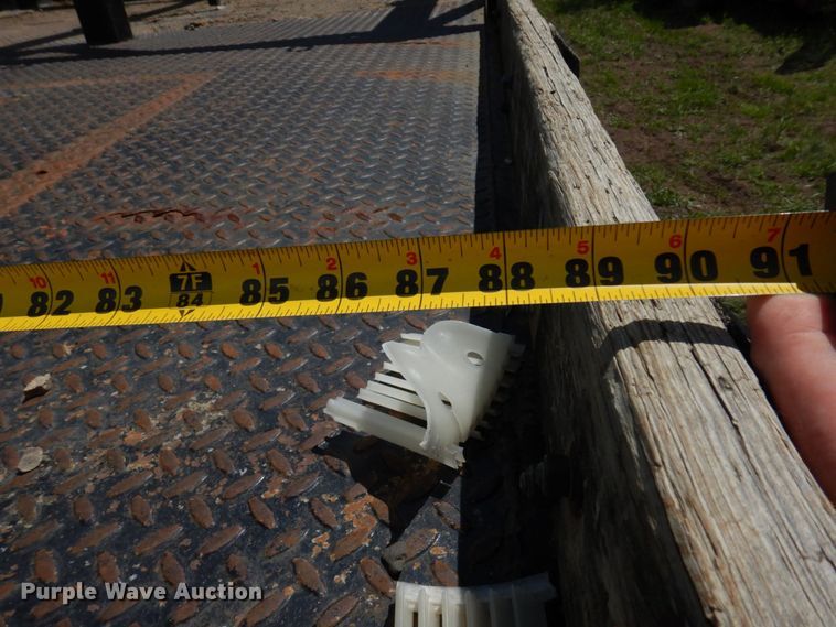 image for item MF9758 2000 Ford F550 Super Duty  flatbed truck