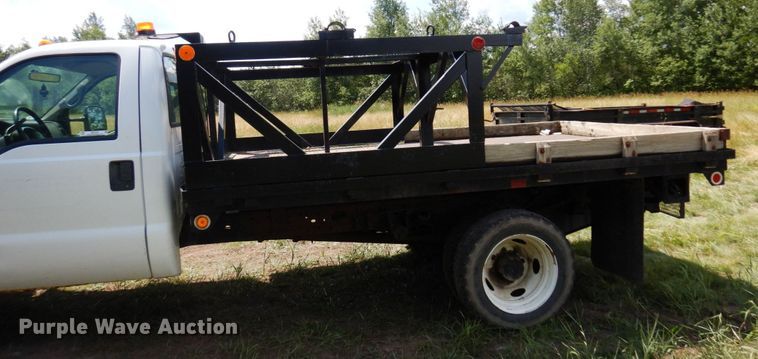 image for item MF9758 2000 Ford F550 Super Duty  flatbed truck