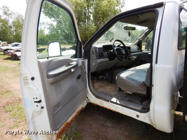 image for item MF9758 2000 Ford F550 Super Duty  flatbed truck