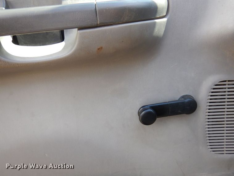 image for item MF9758 2000 Ford F550 Super Duty  flatbed truck