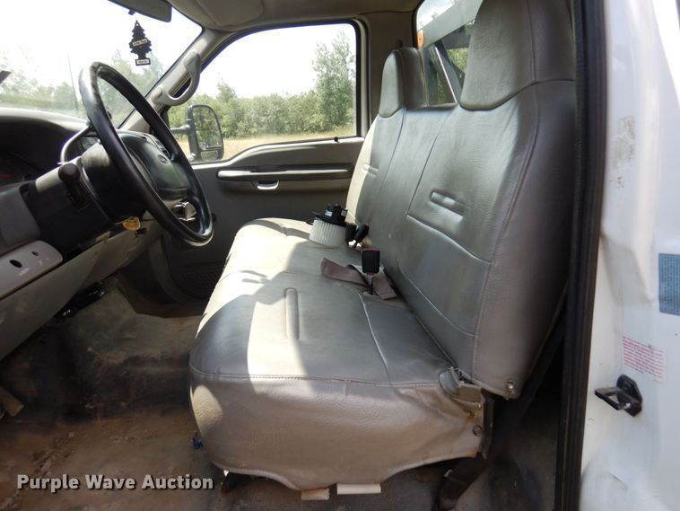 image for item MF9758 2000 Ford F550 Super Duty  flatbed truck