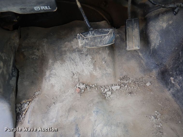 image for item MF9758 2000 Ford F550 Super Duty  flatbed truck