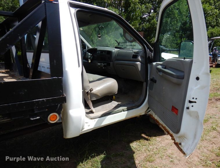 image for item MF9758 2000 Ford F550 Super Duty  flatbed truck