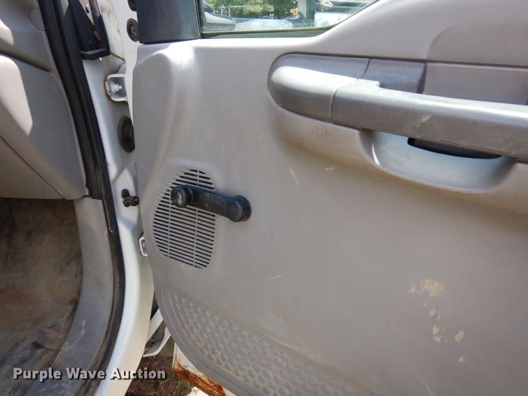 image for item MF9758 2000 Ford F550 Super Duty  flatbed truck