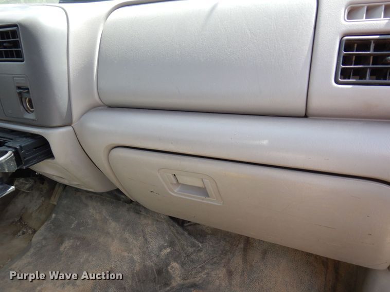 image for item MF9758 2000 Ford F550 Super Duty  flatbed truck