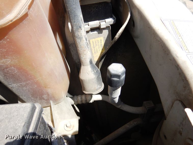 image for item MF9758 2000 Ford F550 Super Duty  flatbed truck