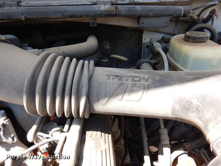 image for item MF9758 2000 Ford F550 Super Duty  flatbed truck