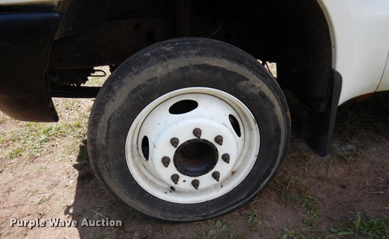 image for item MF9758 2000 Ford F550 Super Duty  flatbed truck